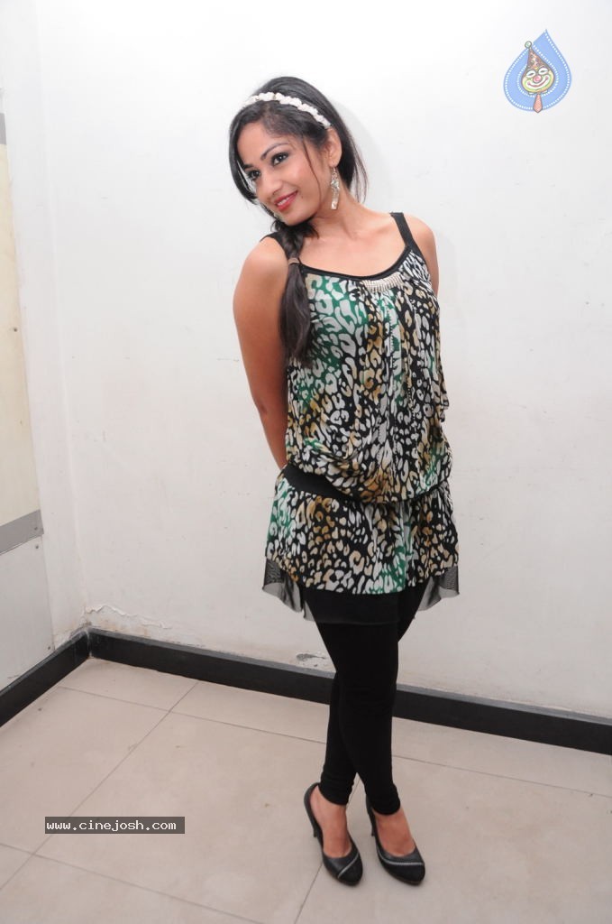 Madhavi Latha New Photos - 27 / 68 photos