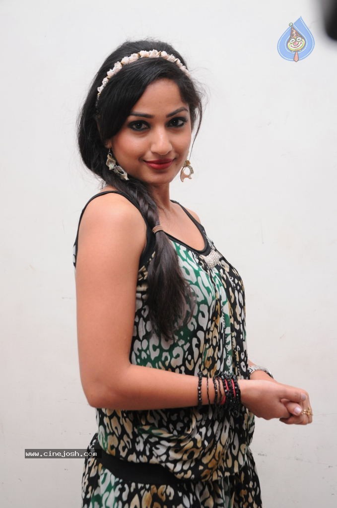 Madhavi Latha New Photos - 28 / 68 photos