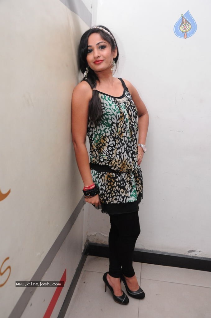 Madhavi Latha New Photos - 38 / 68 photos