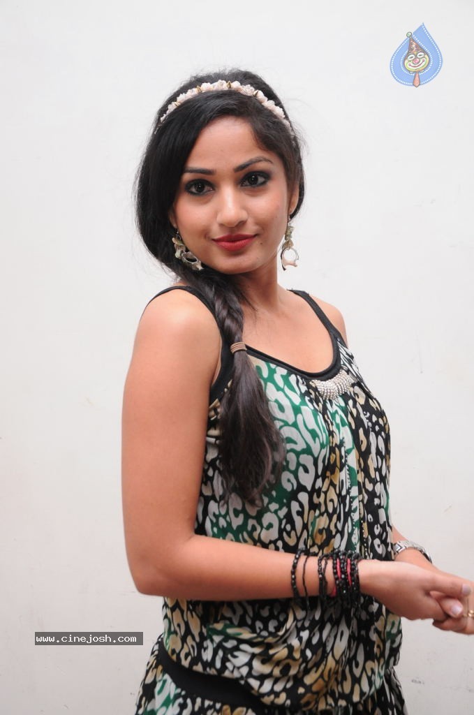 Madhavi Latha New Photos - 44 / 68 photos