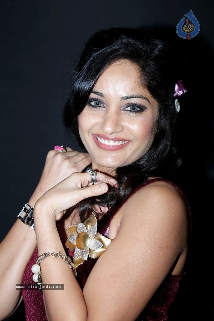 Madhavi Latha New Photos - 17 / 44 photos