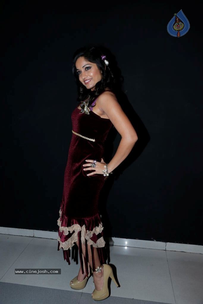 Madhavi Latha New Photos - 20 / 44 photos