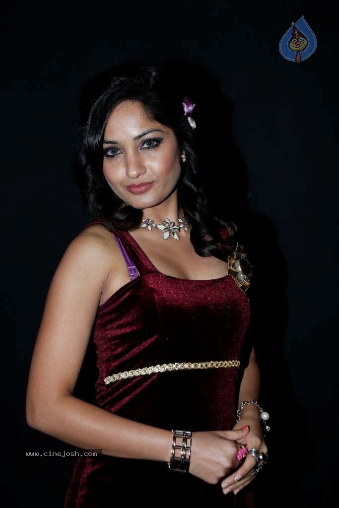 Madhavi Latha New Photos - 22 / 44 photos