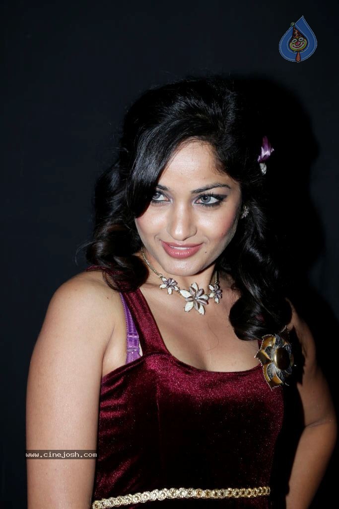 Madhavi Latha New Photos - 29 / 44 photos