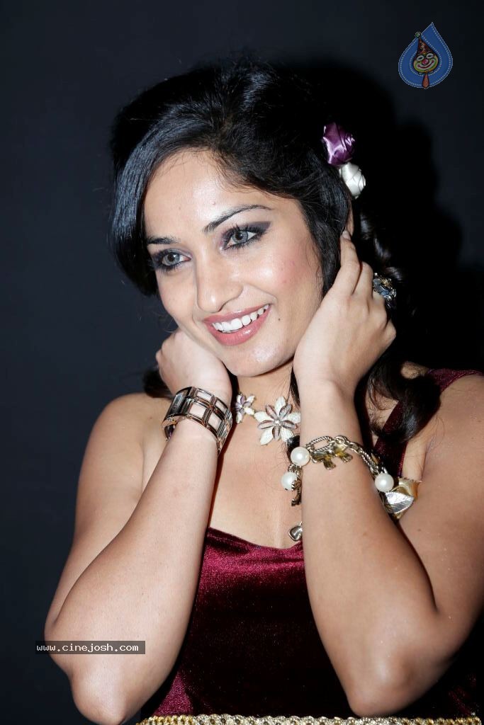 Madhavi Latha New Photos - 32 / 44 photos