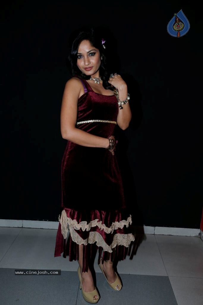 Madhavi Latha New Photos - 33 / 44 photos