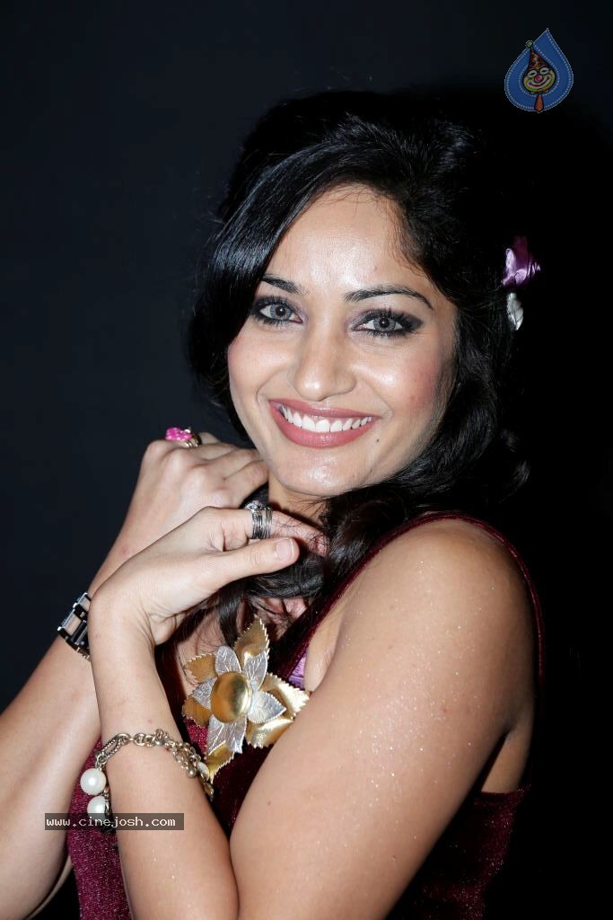 Madhavi Latha New Photos - 35 / 44 photos
