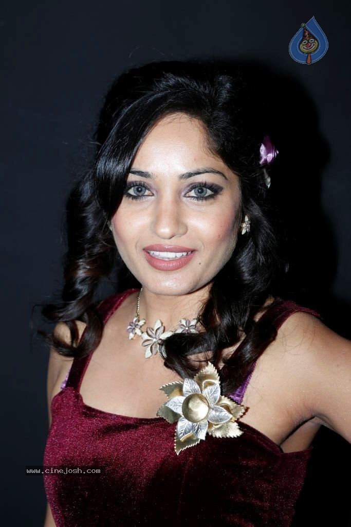 Madhavi Latha New Photos - 36 / 44 photos