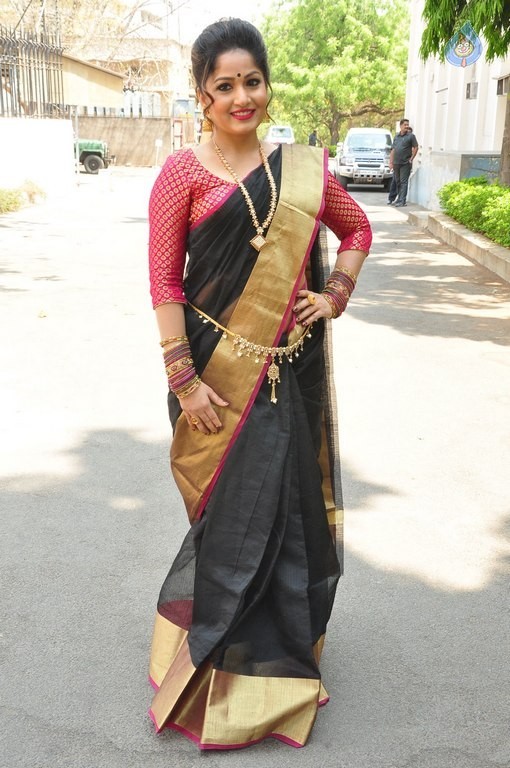 Madhavi Latha New Pics - 4 / 40 photos