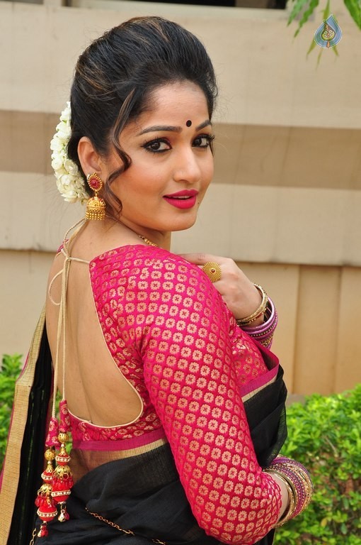 Madhavi Latha New Pics - 7 / 40 photos
