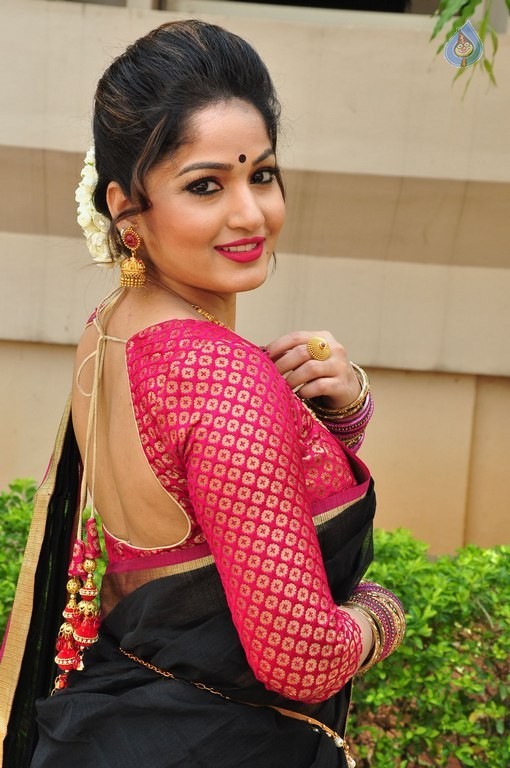 Madhavi Latha New Pics - 9 / 40 photos