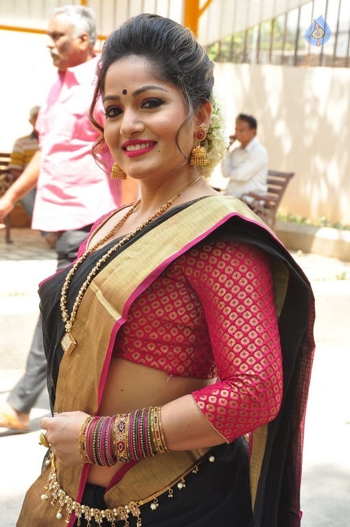Madhavi Latha New Pics - 10 / 40 photos