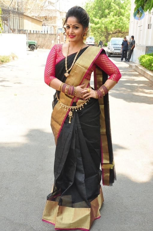 Madhavi Latha New Pics - 13 / 40 photos