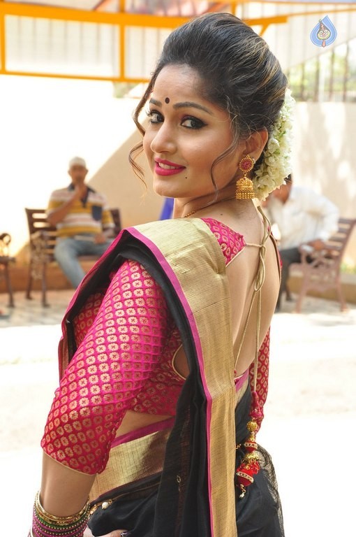 Madhavi Latha New Pics - 17 / 40 photos