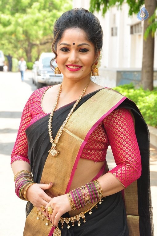 Madhavi Latha New Pics - 18 / 40 photos
