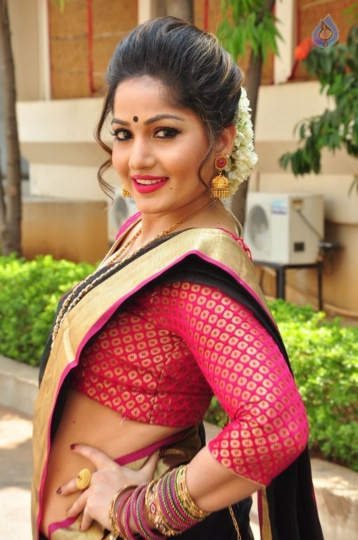 Madhavi Latha New Pics - 19 / 40 photos