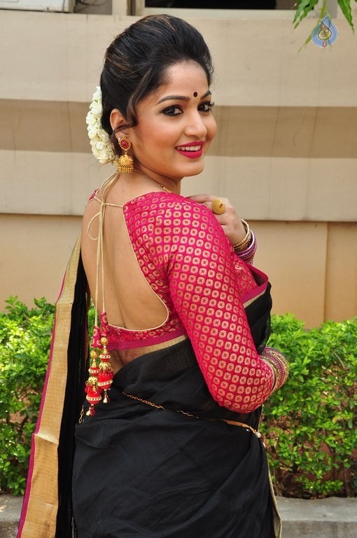 Madhavi Latha New Pics - 20 / 40 photos