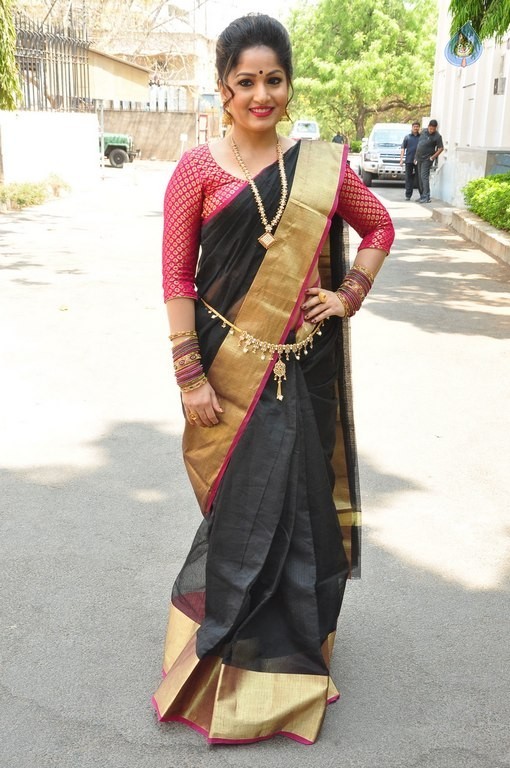 Madhavi Latha New Pics - 21 / 40 photos