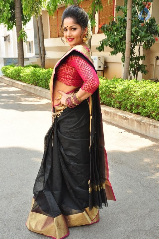 Madhavi Latha New Pics - 22 / 40 photos