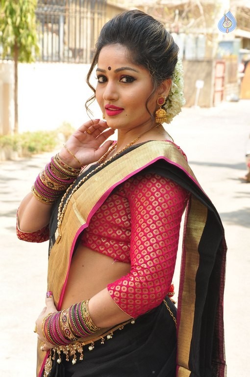 Madhavi Latha New Pics - 23 / 40 photos