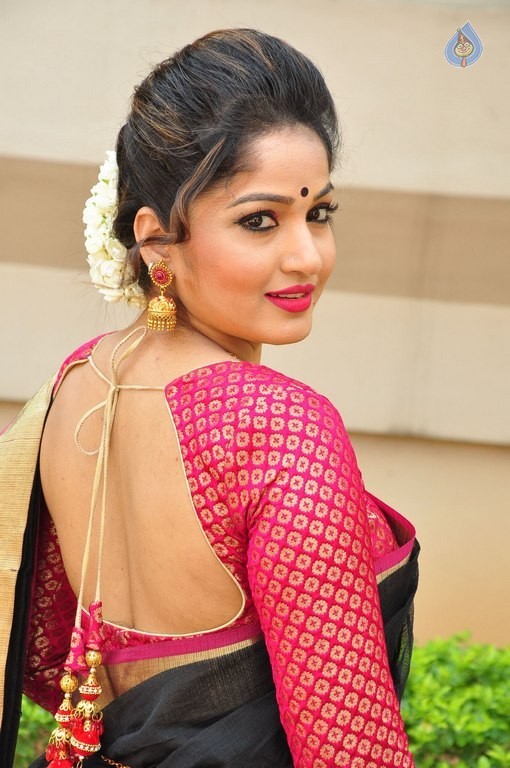 Madhavi Latha New Pics - 25 / 40 photos