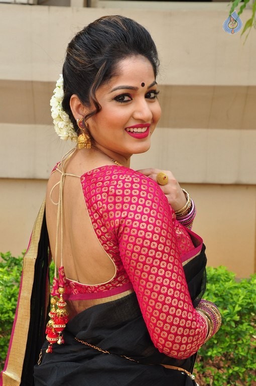 Madhavi Latha New Pics - 26 / 40 photos