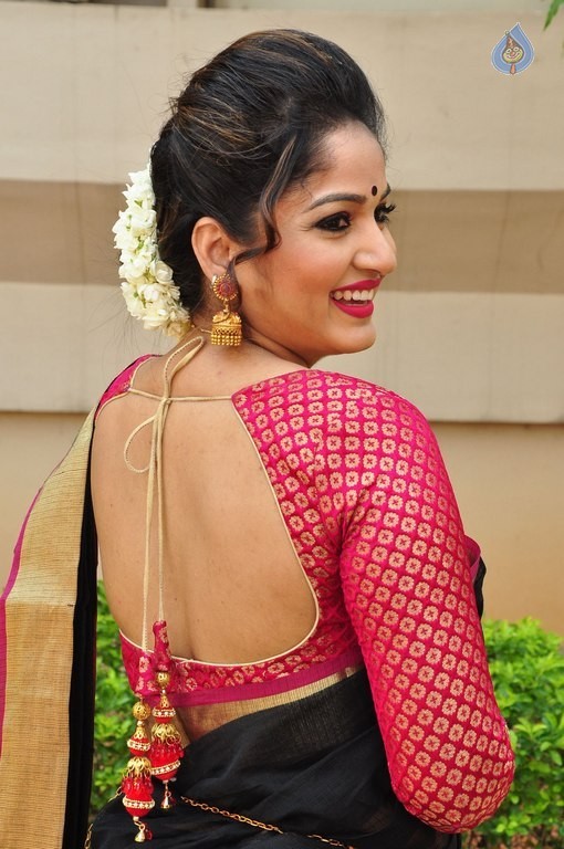 Madhavi Latha New Pics - 27 / 40 photos