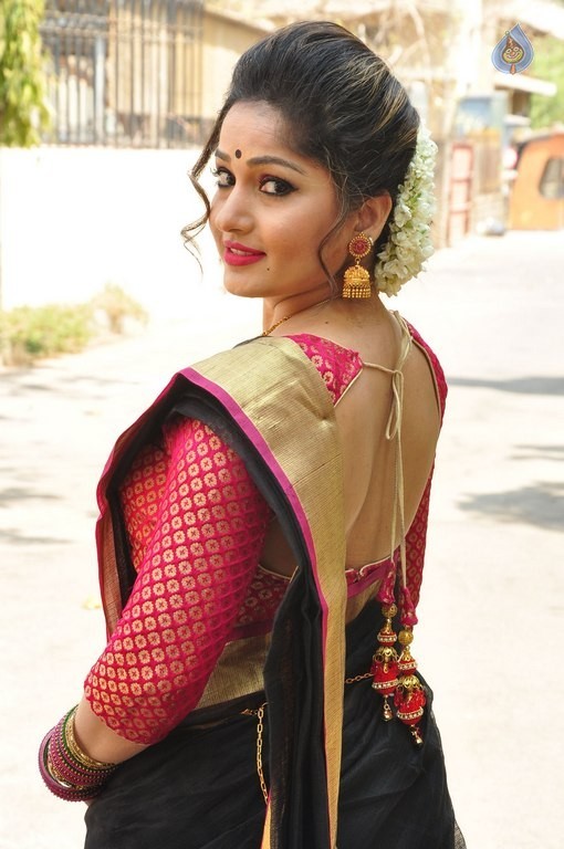 Madhavi Latha New Pics - 28 / 40 photos