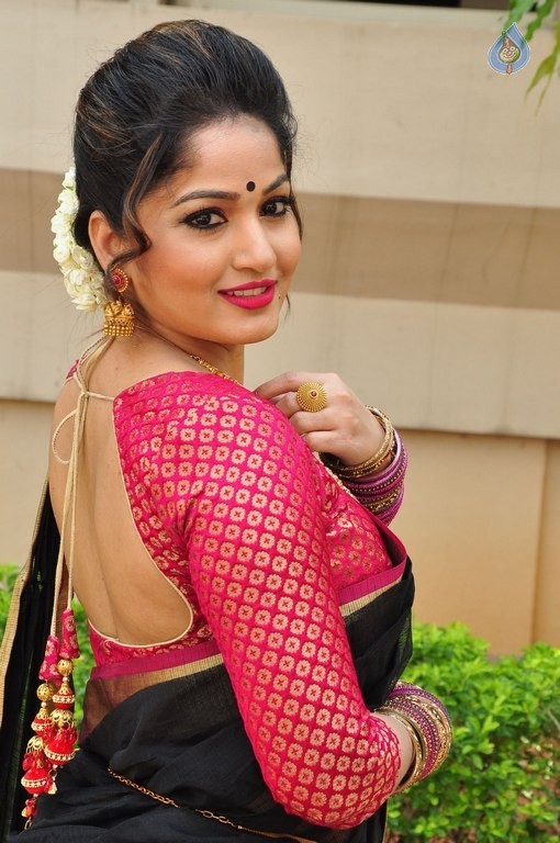 Madhavi Latha New Pics - 29 / 40 photos