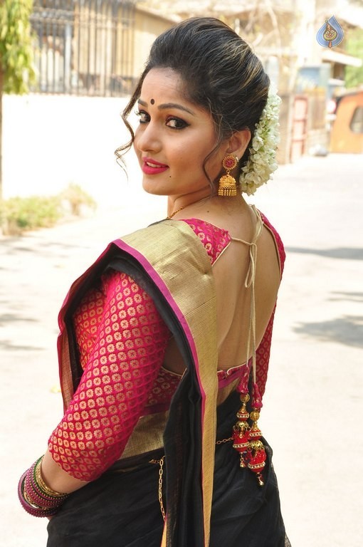 Madhavi Latha New Pics - 31 / 40 photos