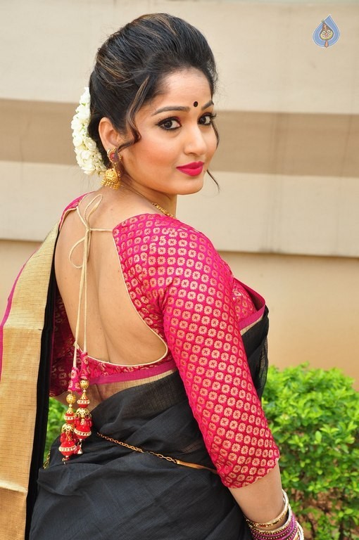 Madhavi Latha New Pics - 32 / 40 photos