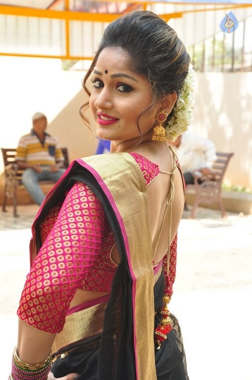 Madhavi Latha New Pics - 35 / 40 photos