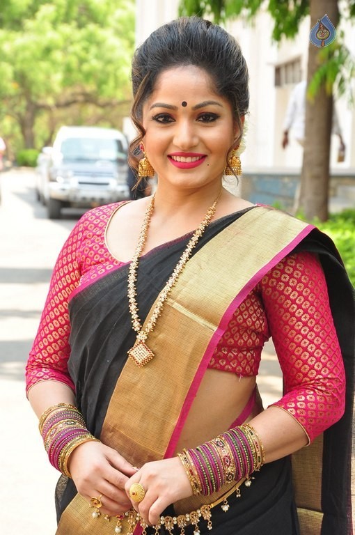 Madhavi Latha New Pics - 36 / 40 photos