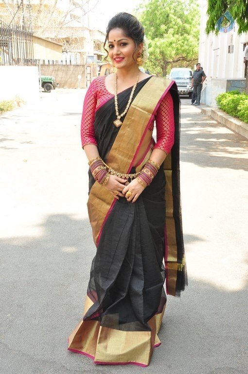 Madhavi Latha New Pics - 38 / 40 photos