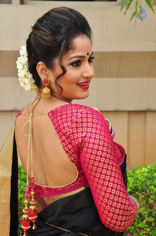 Madhavi Latha New Pics - 39 / 40 photos