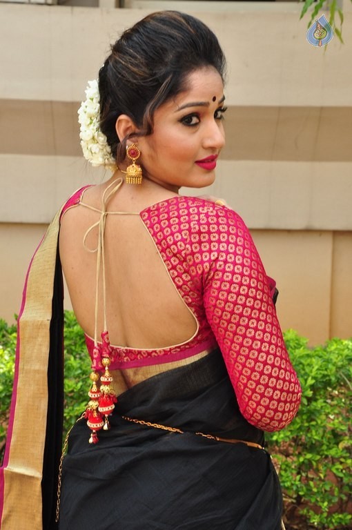Madhavi Latha New Pics - 40 / 40 photos