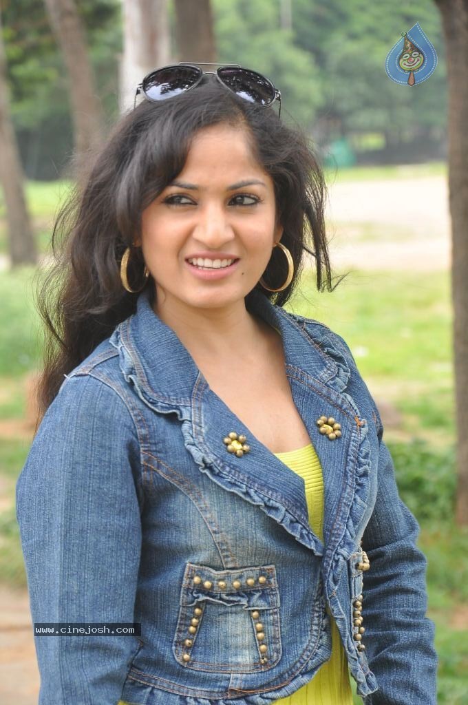 Madhavi Latha New Pics - 21 / 100 photos