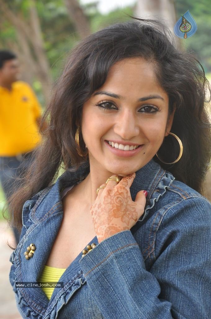 Madhavi Latha New Pics - 24 / 100 photos