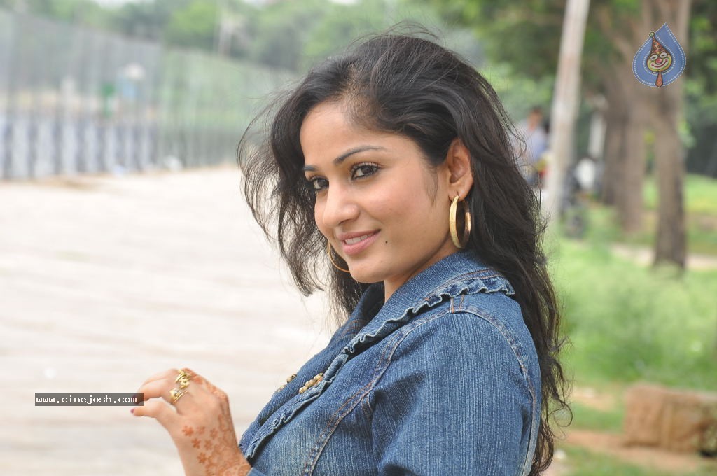 Madhavi Latha New Pics - 27 / 100 photos