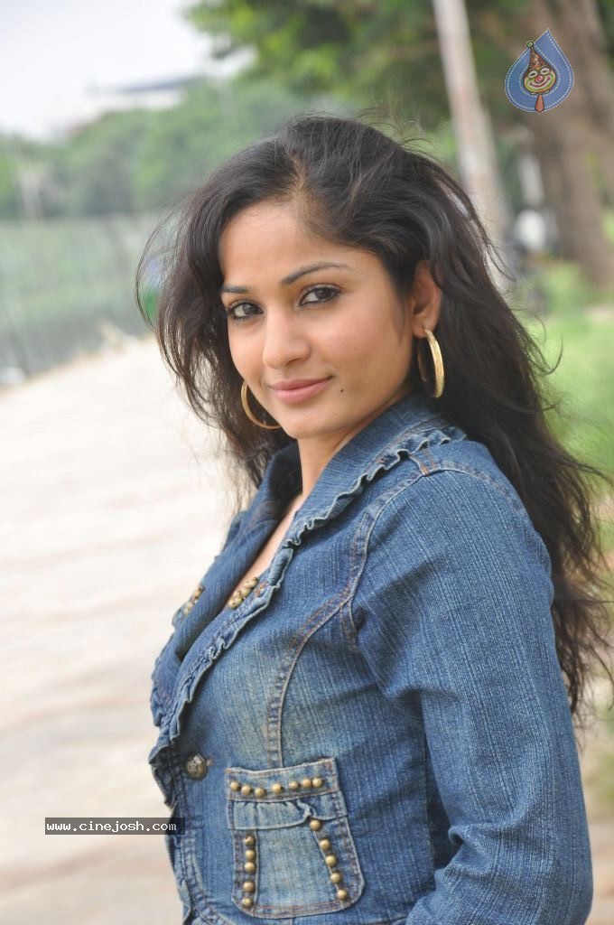 Madhavi Latha New Pics - 31 / 100 photos