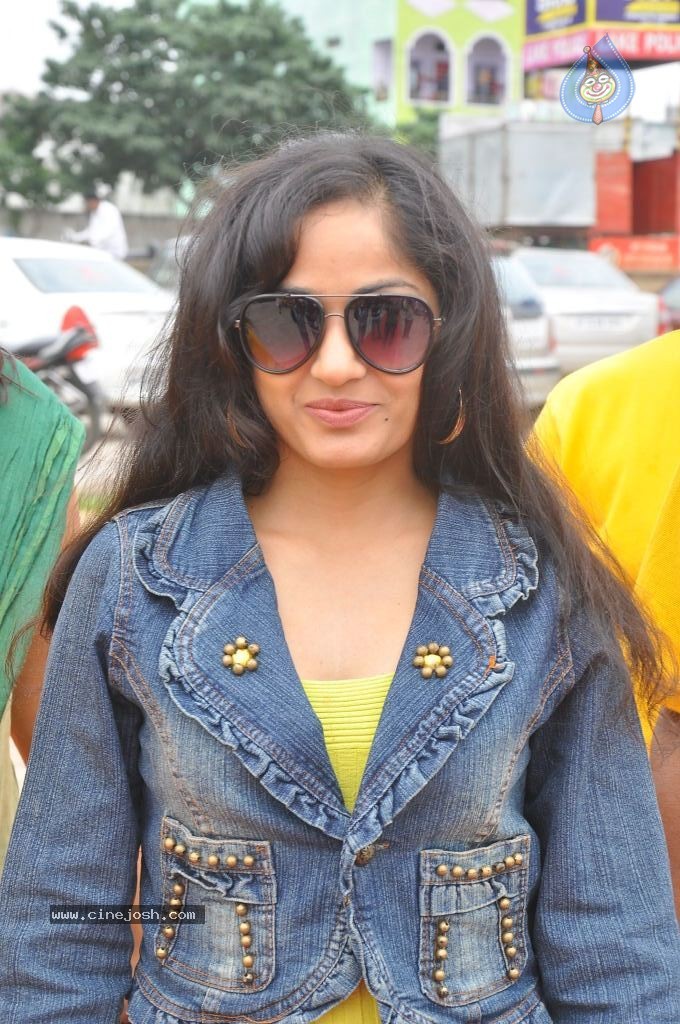 Madhavi Latha New Pics - 34 / 100 photos