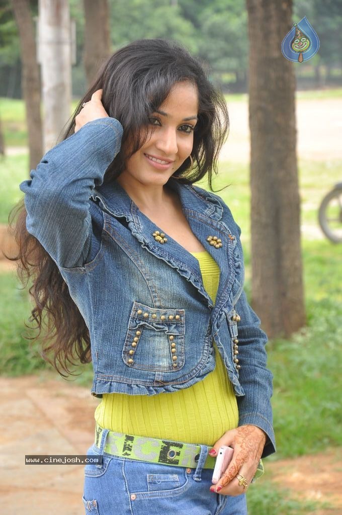 Madhavi Latha New Pics - 35 / 100 photos