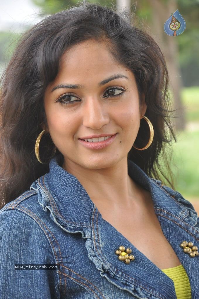 Madhavi Latha New Pics - 38 / 100 photos