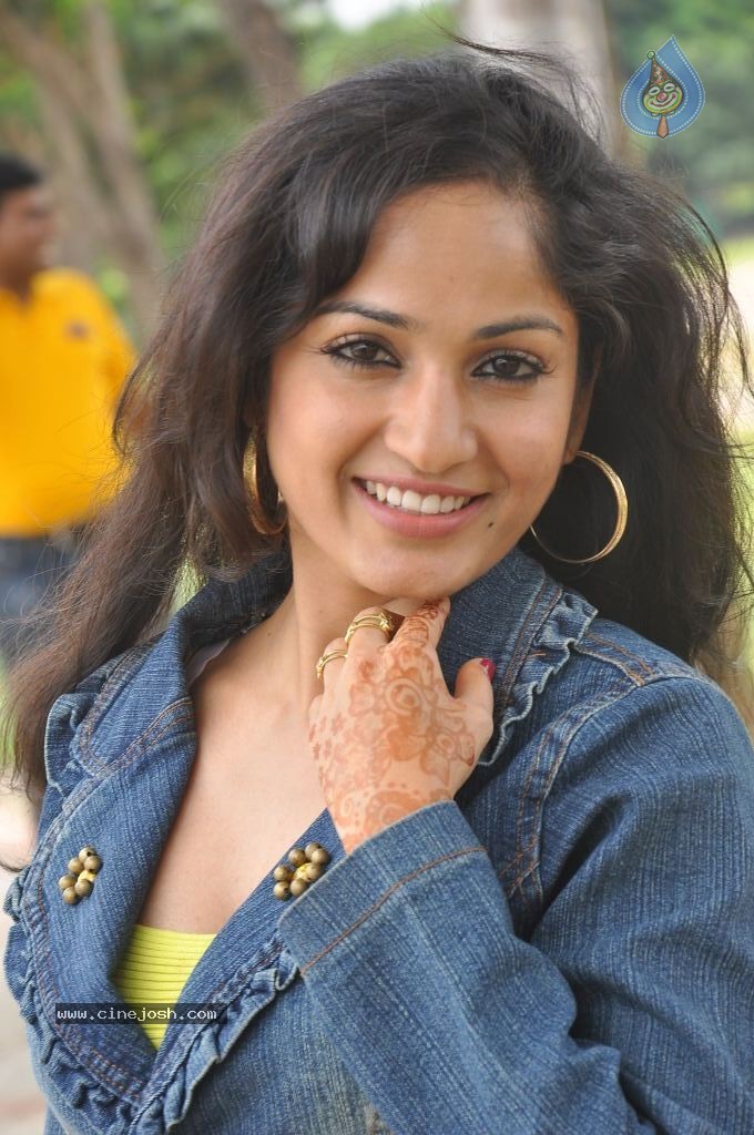 Madhavi Latha New Pics - 40 / 100 photos