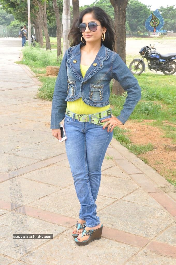 Madhavi Latha New Pics - 41 / 100 photos