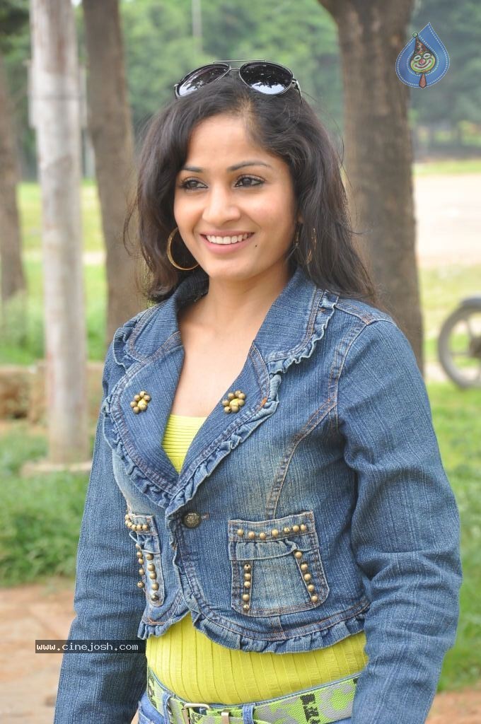 Madhavi Latha New Pics - 43 / 100 photos