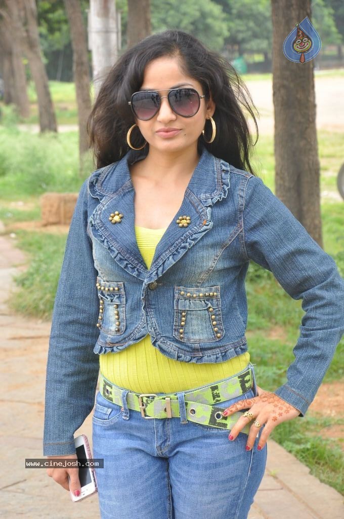 Madhavi Latha New Pics - 46 / 100 photos