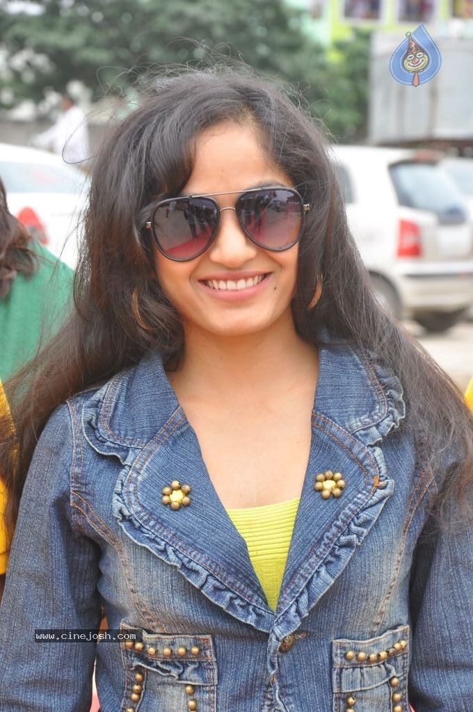 Madhavi Latha New Pics - 48 / 100 photos