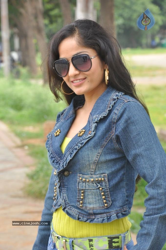 Madhavi Latha New Pics - 52 / 100 photos