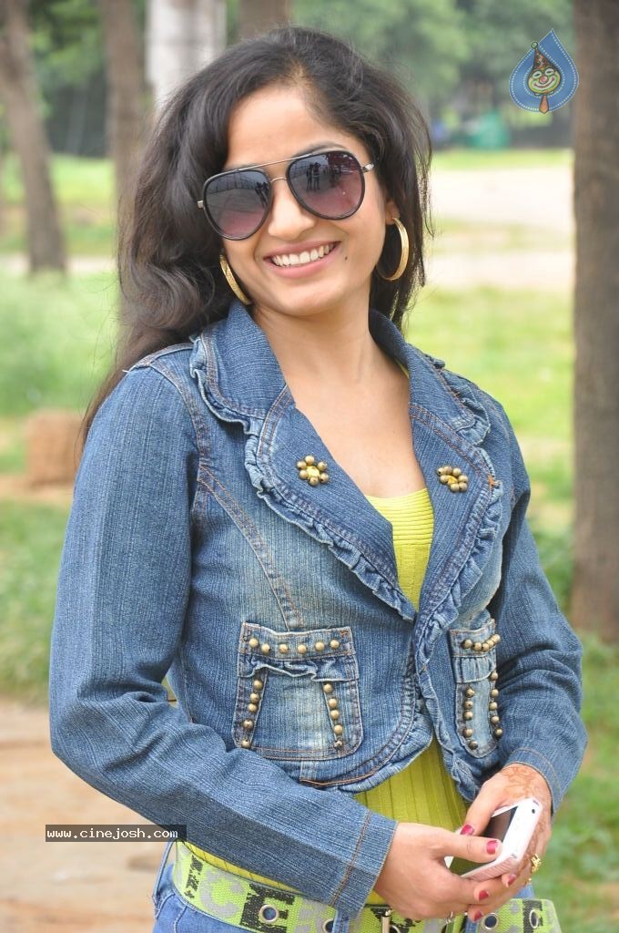 Madhavi Latha New Pics - 56 / 100 photos